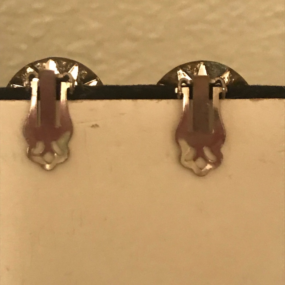 ❌SOLD❌ Vintage Silver Lilac Clip On Earrings - Picture 5 of 7